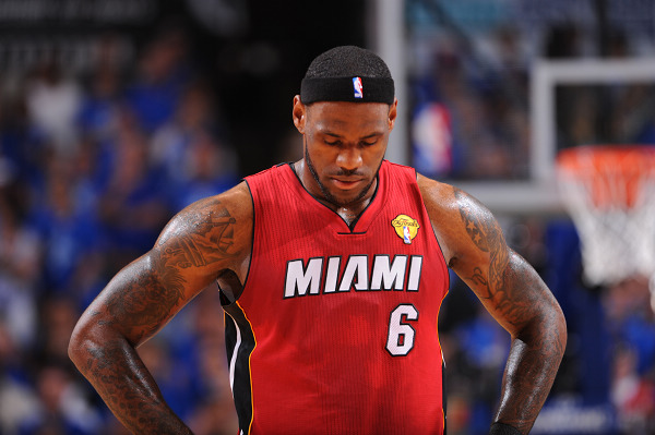 一日英超动向：曼联利物浦难兄难弟，阿森纳领跑态势不可阻挡（英超今日看点：曼联利物浦同陷困境，阿森纳领跑势头难挡）