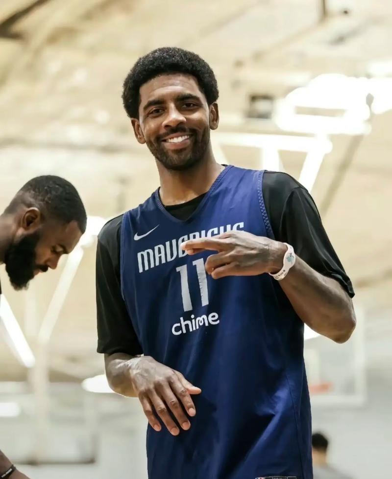 库里将热身时穿的布克球鞋签名送给他，两人赛后拥抱致意（库里签名赠送热身所穿布克款球鞋，赛后与布克相拥致意）