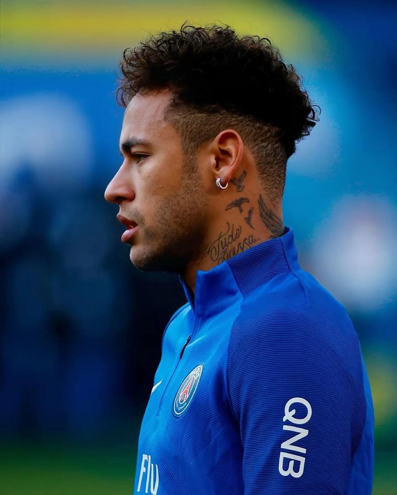 用冠军告别！雷速海报：布斯克茨&阿尔巴完成最后一舞，正式退役（以冠军谢幕！雷速海报：布斯克茨与阿尔巴上演最后一舞，正式挂靴）