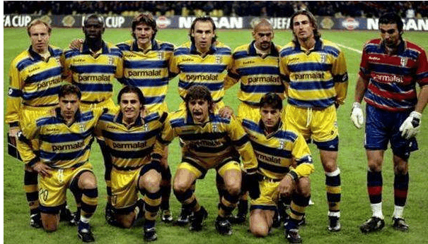 前锋关键射门锁定胜局（前锋致胜一击锁定胜利）