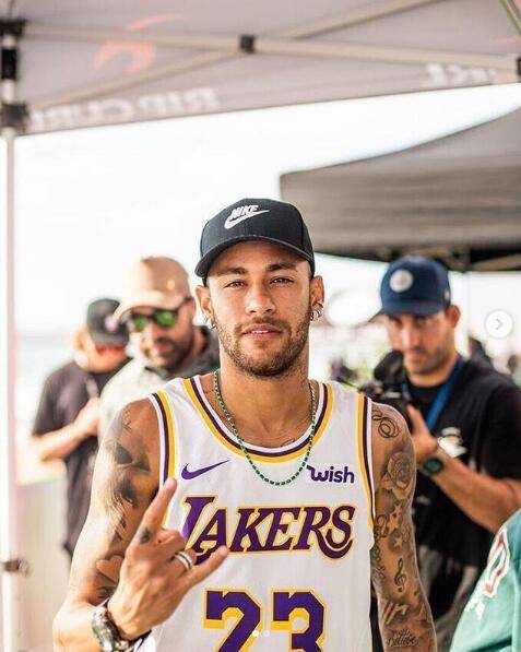 吉尔摩社媒晒照：手术成功，康复之路开始（吉尔摩社媒晒照报平安：手术顺利，康复启程）