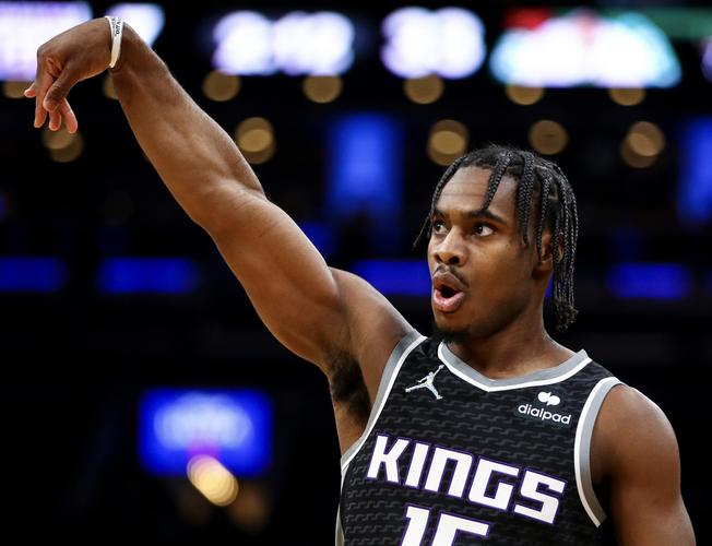 豪取8连胜！福克斯砍29分 文班亚马19+11 亚历山大22分，马刺三杀雷霆（马刺三度击败雷霆喜迎八连胜：福克斯轰29分，文班亚马19+11，亚历山大贡献22分）