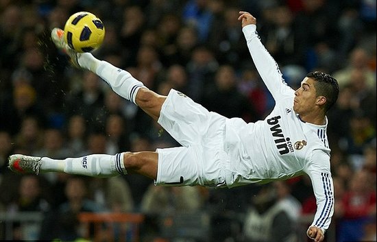 亚历山大-沃克受伤回顾：赛场上的惊心动魄瞬间（亚历山大-沃克受伤全记录：球场惊魂一刻）