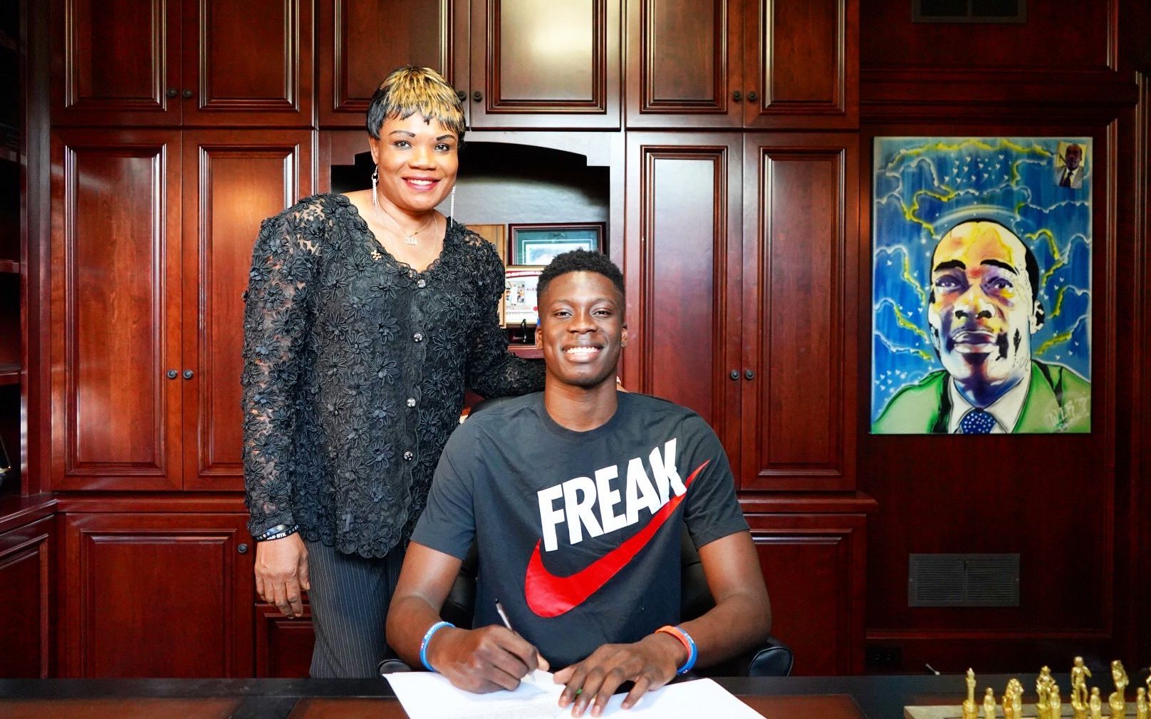 32岁前巴萨中场拉菲尼亚退役，俱乐部官方送上祝福（前巴萨中场拉菲尼亚32岁挂靴，俱乐部官方发文致意）